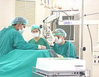 จักษุแพทย์ของทัณฑสถานโรงพยาบาล กำลังทำผ่าตัดเปลี่ยนเลนส์ตาของ ผู้ต้องขังโดยใช้กล้องจุลทัศน์ช่วย